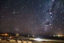 アルマ望遠鏡山麓施設と天の南極付近