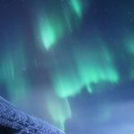 オーロラの乱舞 撮影者:河口真志 撮影地: フィンランドサーリセルカ 撮影日:2015年1月26日 北極圏で撮影しました。夜半過ぎ、はじめは薄い雲のようにかすかに地平線の上に現れたオーロラは、徐々に形を変えその輪郭をはっきりと現しました。あるとき、突如として明るく現れたオーロラは静かに、しかし激しく動きながら天空を覆い、この日一番のオーロラバーストを見せてくれました。この写真にはすばるや一等星のアルデバランも写っていますが、それらと比べてもオーロラがいかに輝いていたかがわかります。